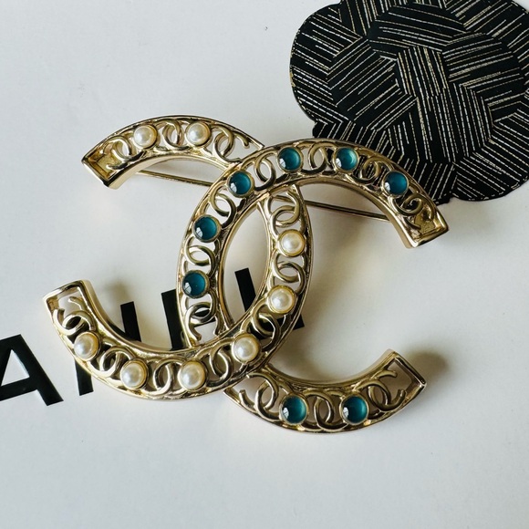 CHANEL Large CC White Pearl And Blue Enamel  Brooch - Picture 3 of 15
